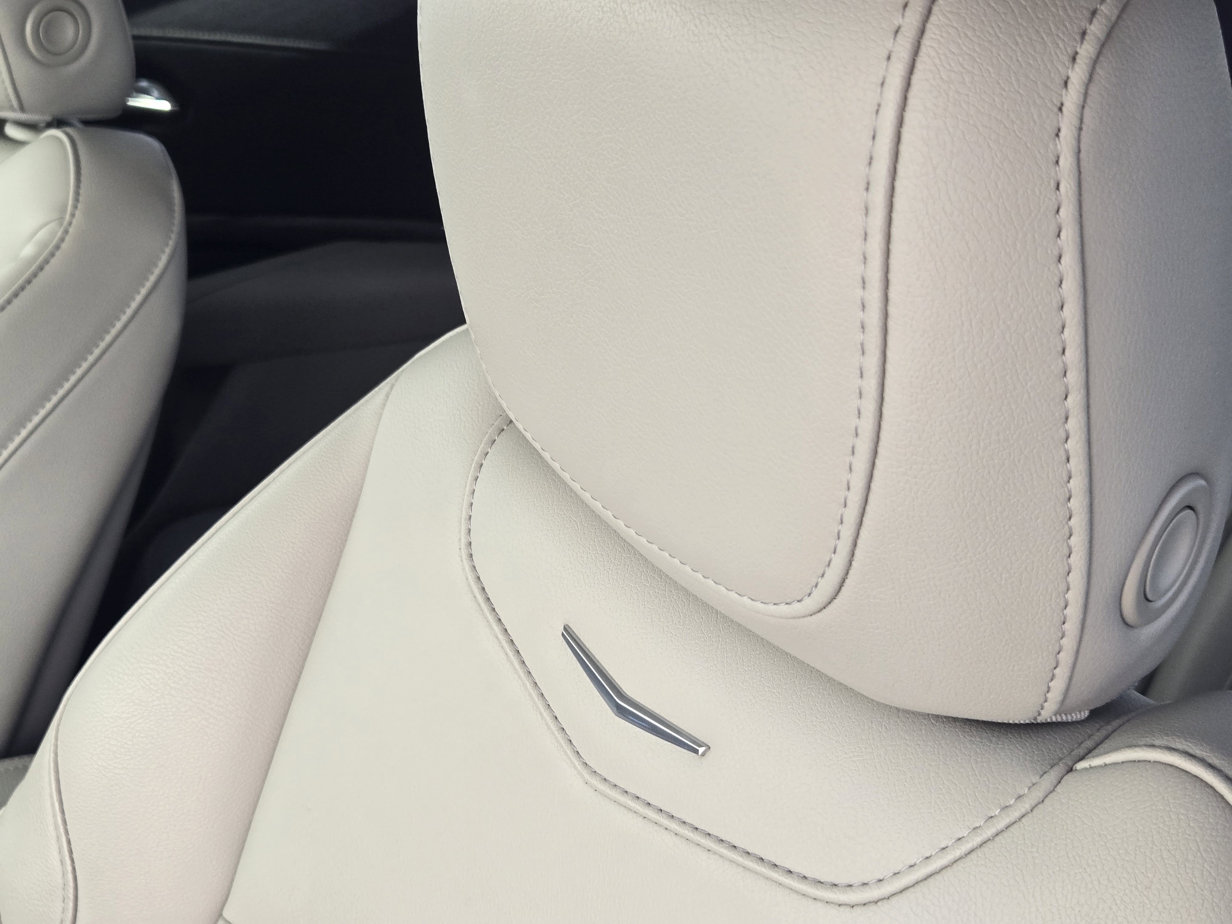 Used 2022 Cadillac XT4 Luxury w/ Cold Weather Package image 17