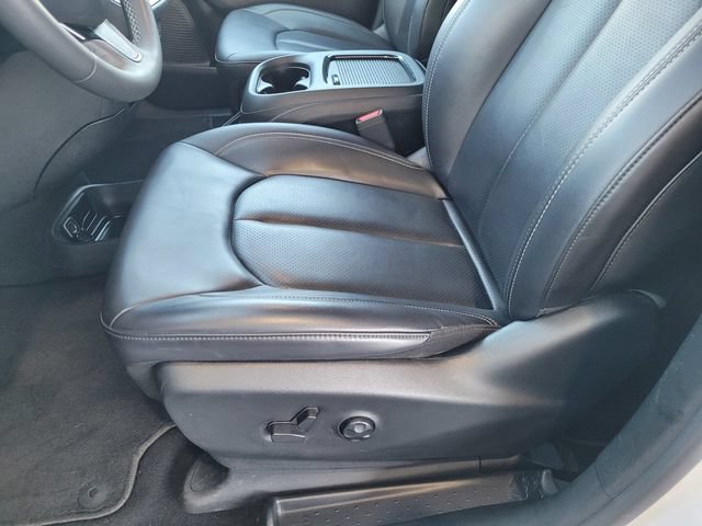 Certified 2024 Chrysler Pacifica Limited FWD image 16