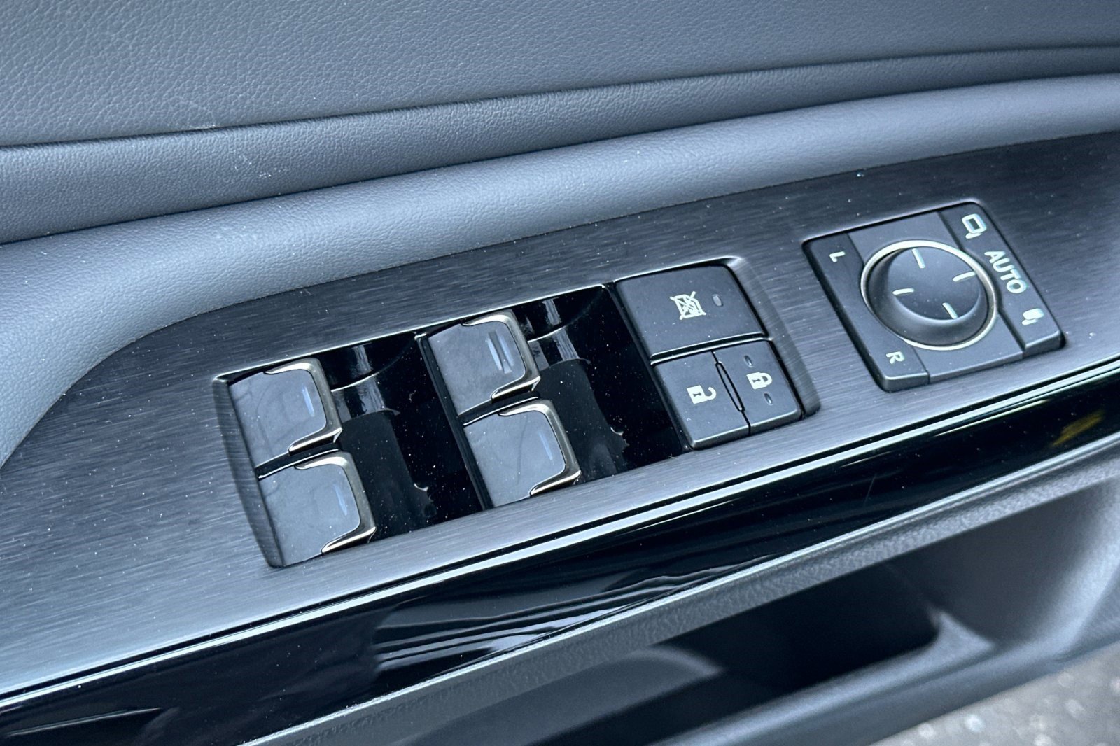 Certified 2025 Lexus ES 300h w/ Premium Package image 13