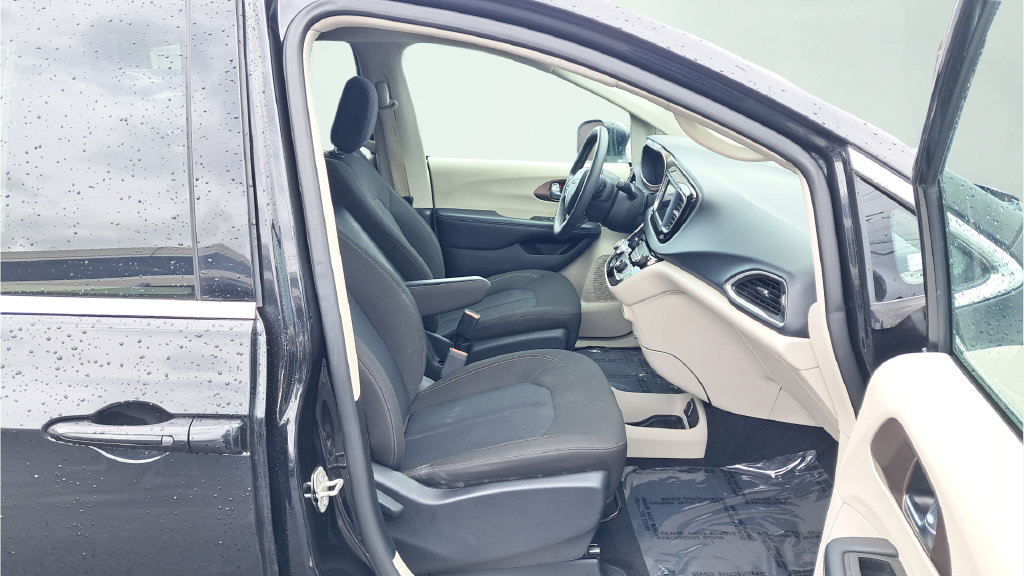 Used 2023 Chrysler Voyager LX FWD image 28