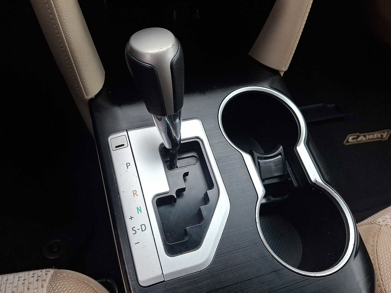 Used 2012 Toyota Camry L image 16