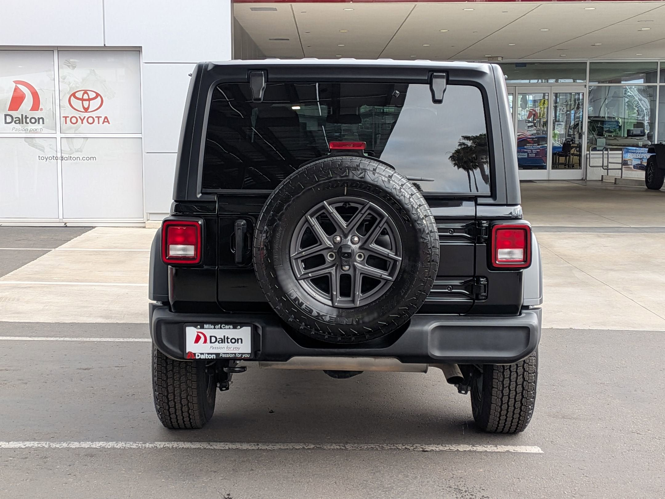Used 2025 Jeep Wrangler Unlimited Sport AWD/4WD image 3
