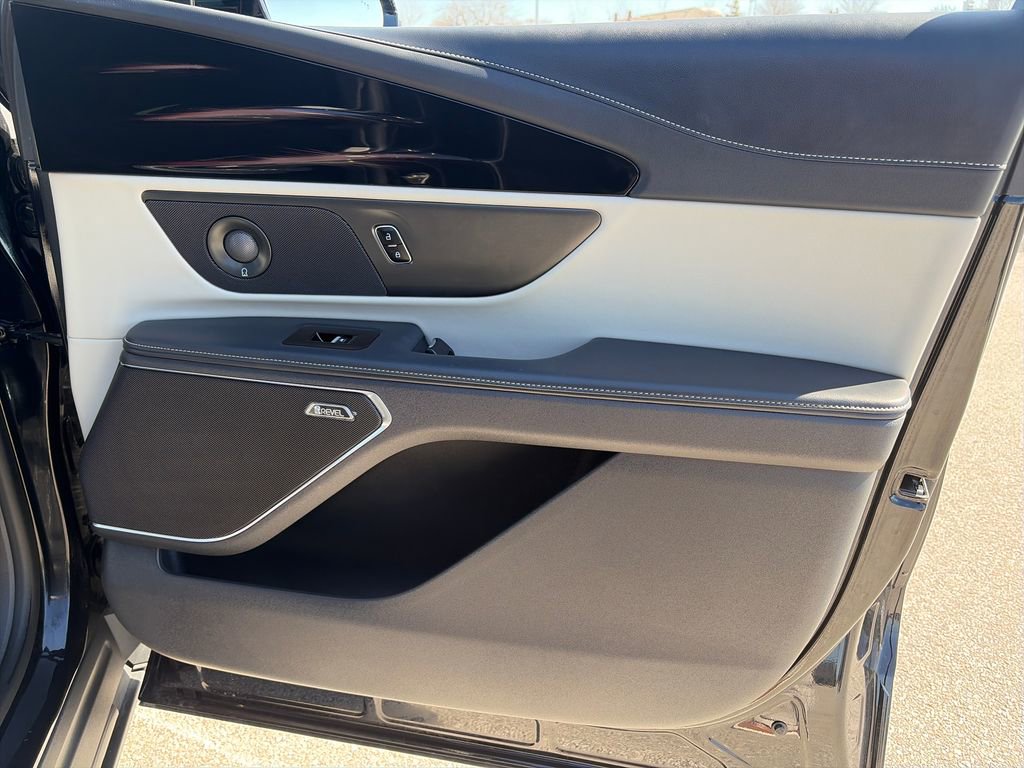 Used 2025 Lincoln Nautilus Premier w/ Equipment Group 102A image 11