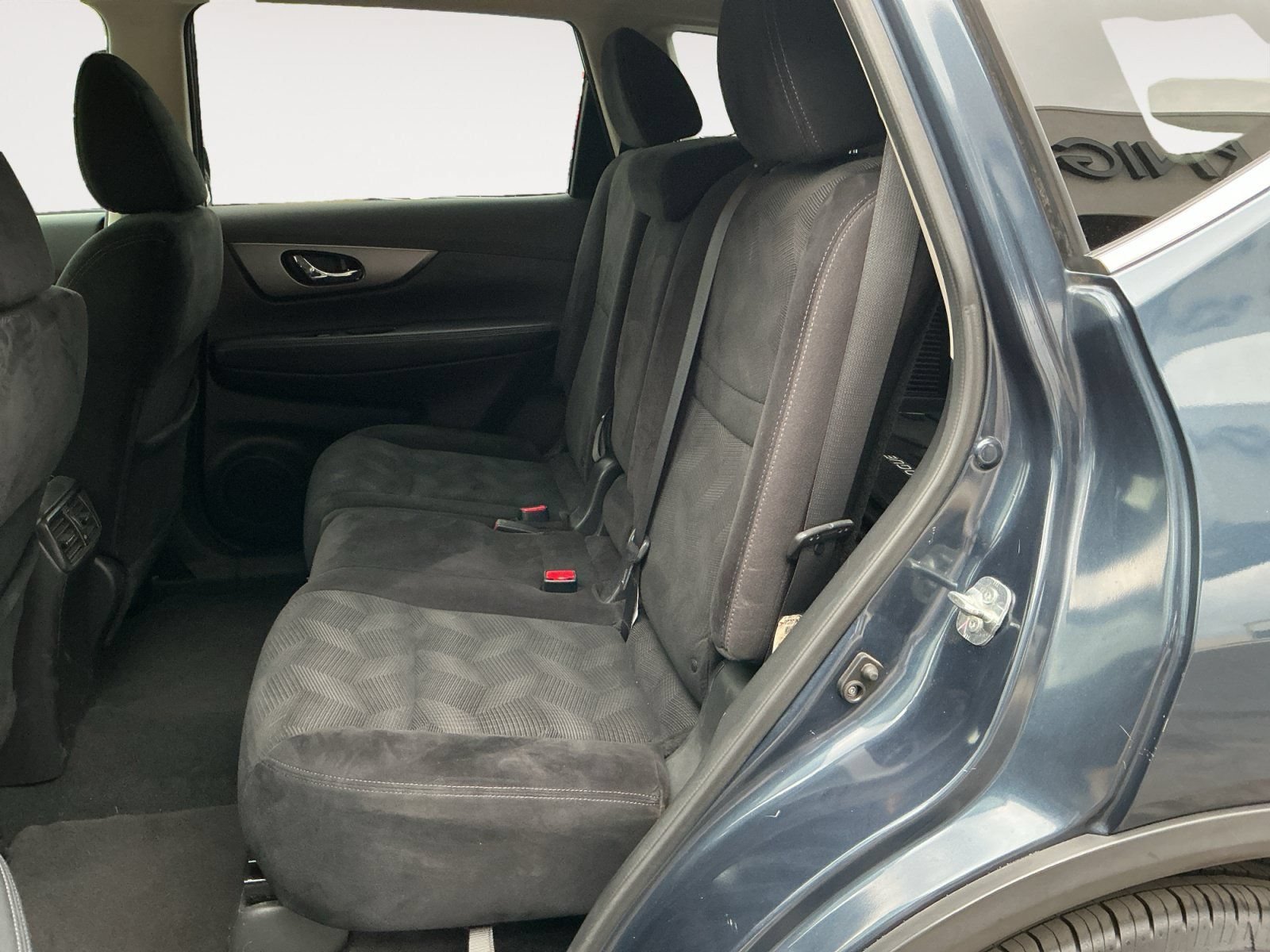 Used 2015 Nissan Rogue SV w/ SV Family Package FWD image 13