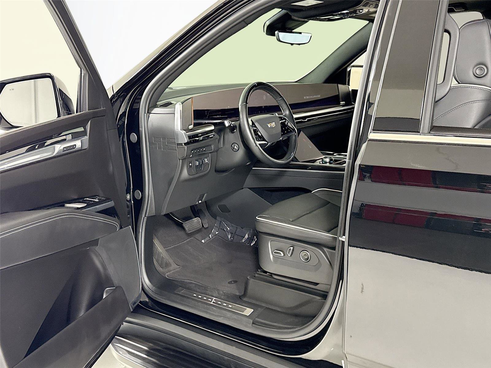 Used 2025 Cadillac Escalade ESV Premium Luxury image 12
