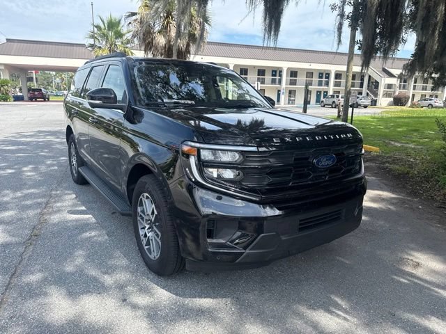 Used 2025 Ford Expedition Active RWD image 3