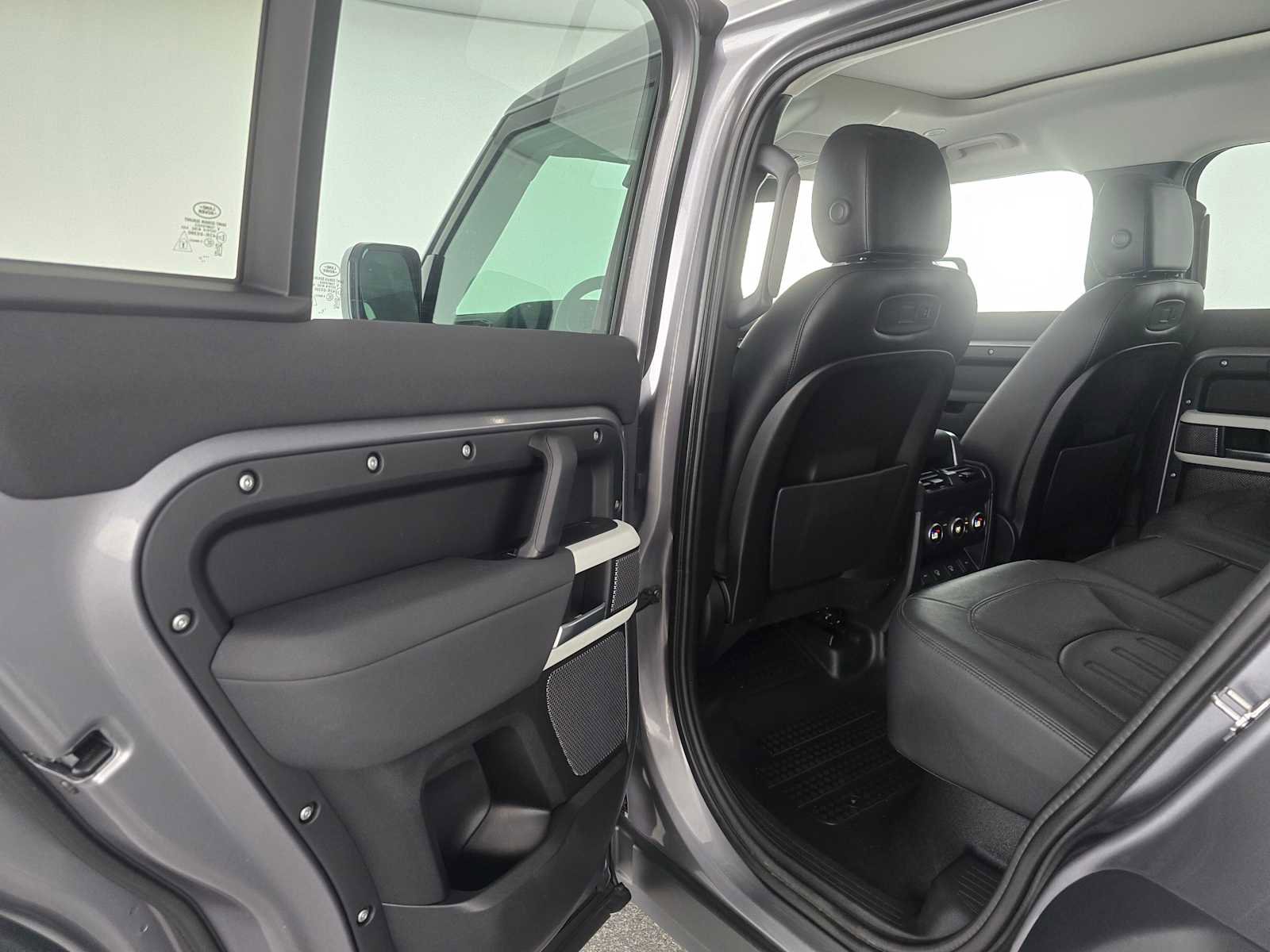 Used 2022 Land Rover Defender 110 SE image 14