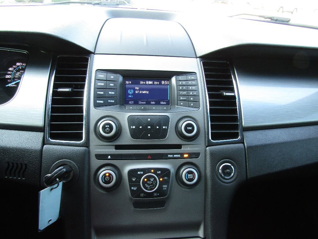 Used 2015 Ford Taurus SEL image 14