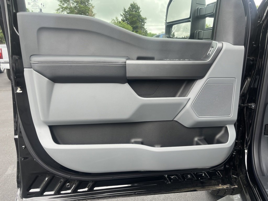 New 2025 Ford F350 XLT image 2