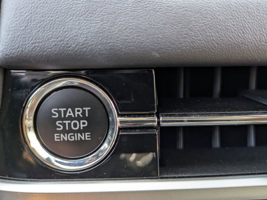 Used 2025 Mitsubishi Outlander SE image 20