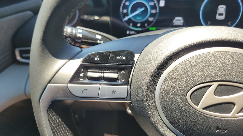 Certified 2025 Hyundai Elantra Limited FWD image 21