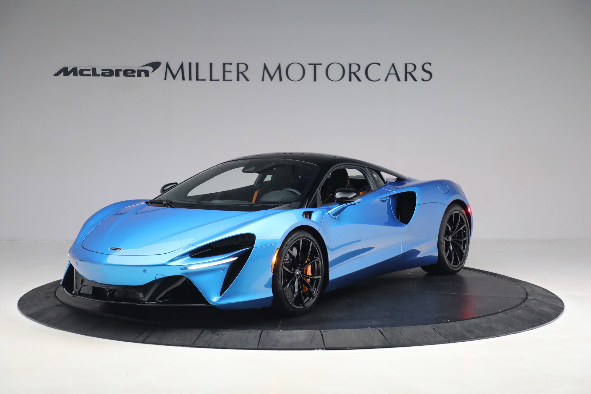 Used 2023 McLaren Artura image 2