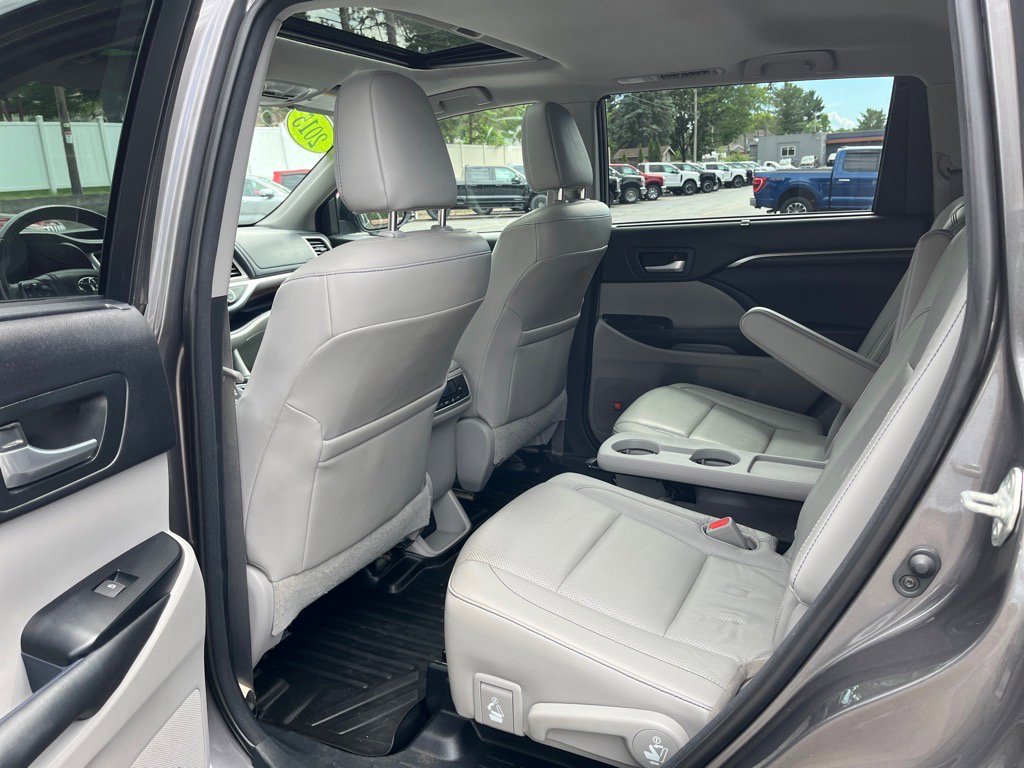 Used 2015 Toyota Highlander Limited image 10
