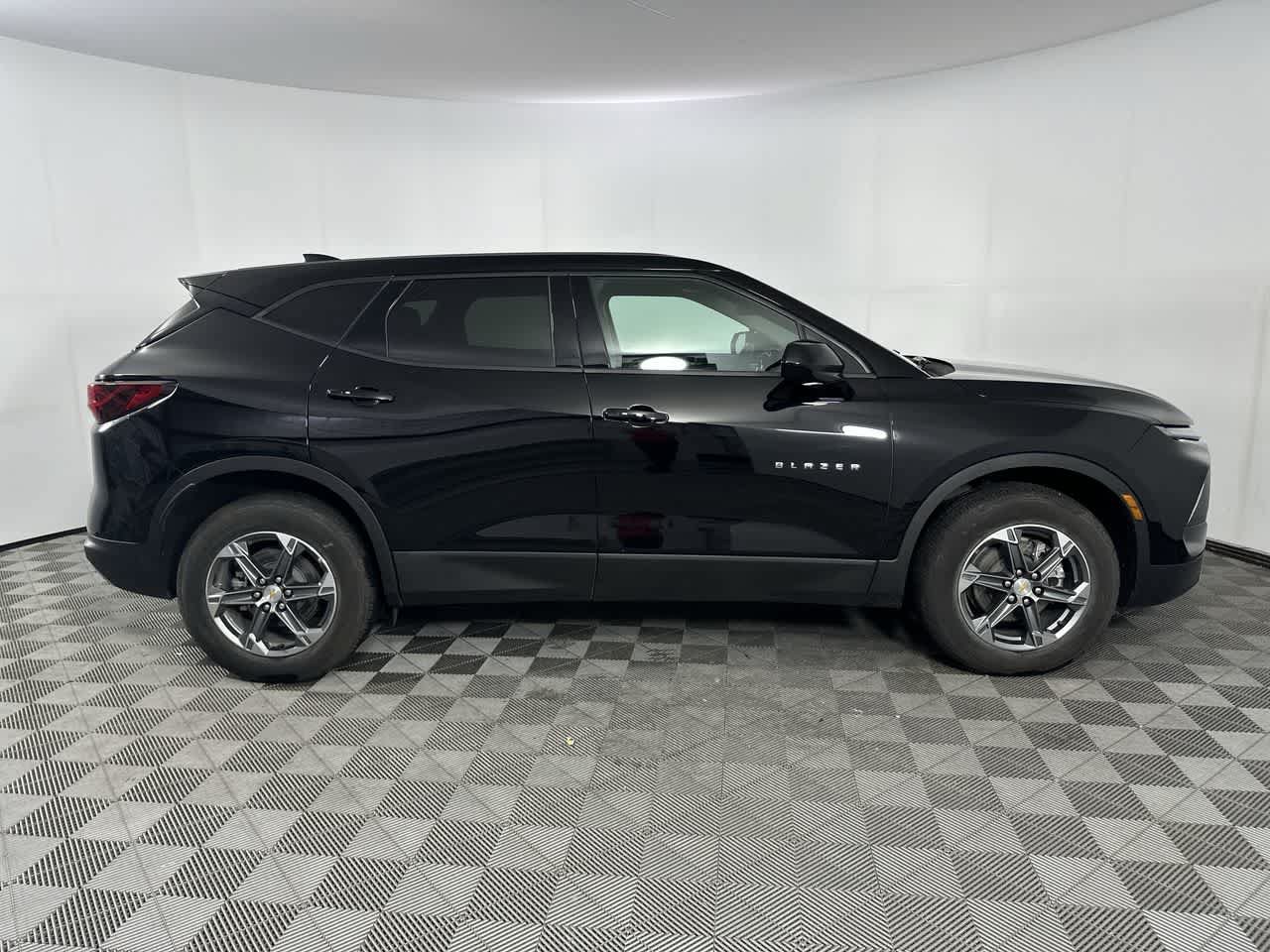 Used 2025 Chevrolet Blazer LT FWD image 8