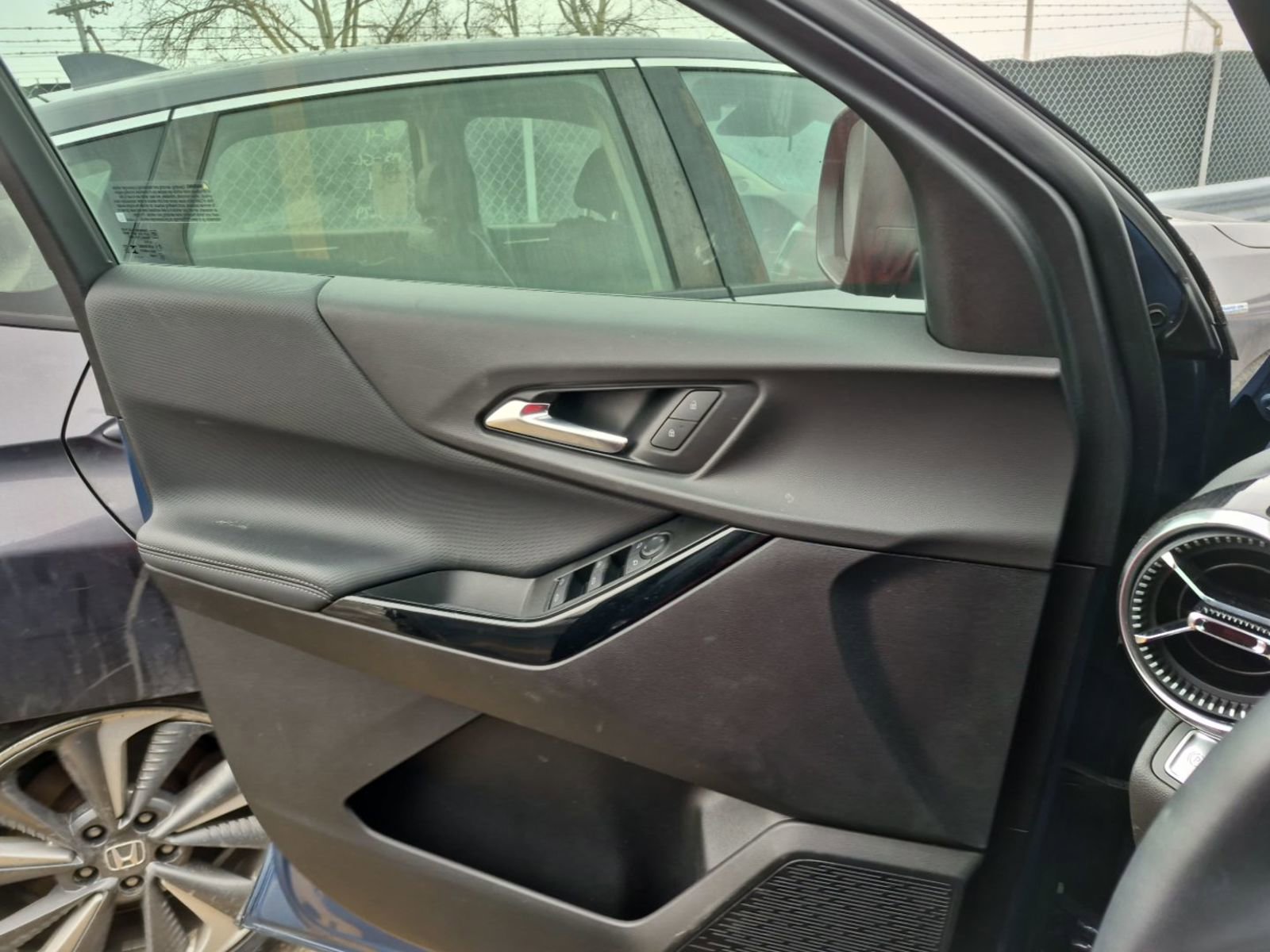 Used 2025 Chevrolet Equinox LT w/ Midnight Edition image 5