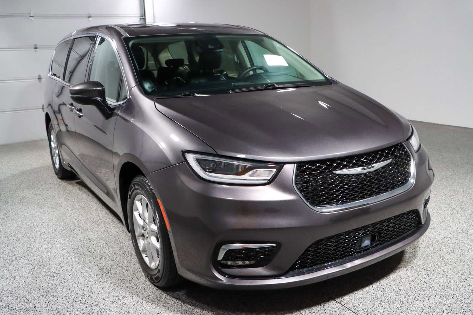 Used 2023 Chrysler Pacifica Touring-L image 5