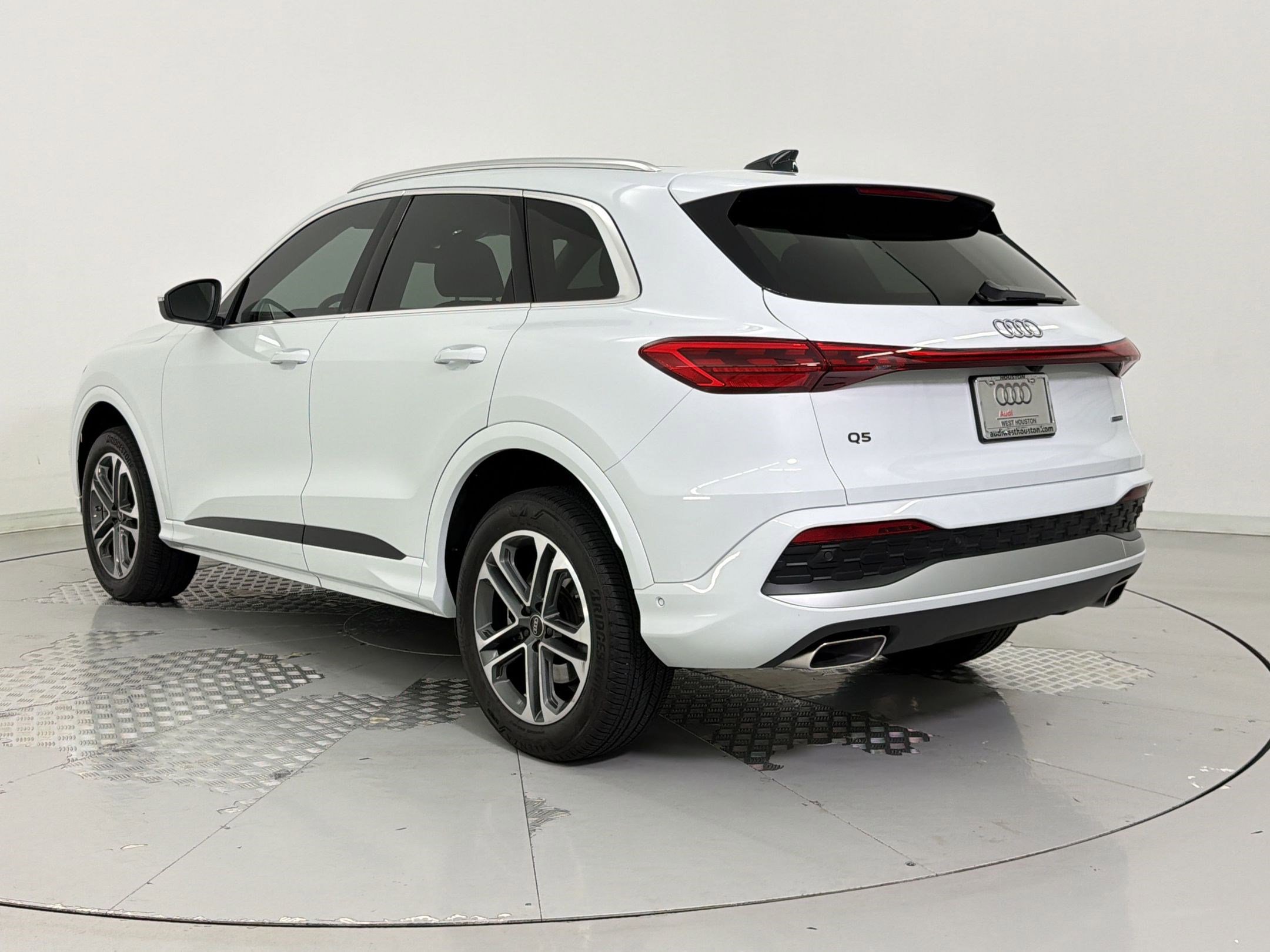 Certified 2025 Audi Q5 Premium w/ Convenience Package AWD/4WD image 3