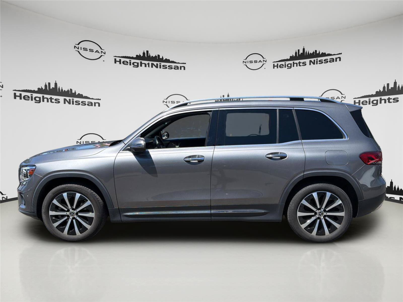 Used 2023 Mercedes-Benz GLB 250 4MATIC w/ Premium Package image 2