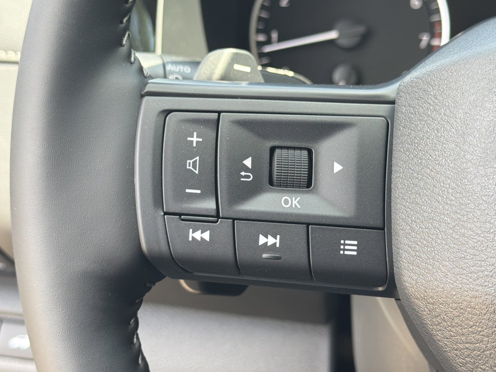 New 2026 Nissan Pathfinder SV w/ SV Premium Package FWD image 13