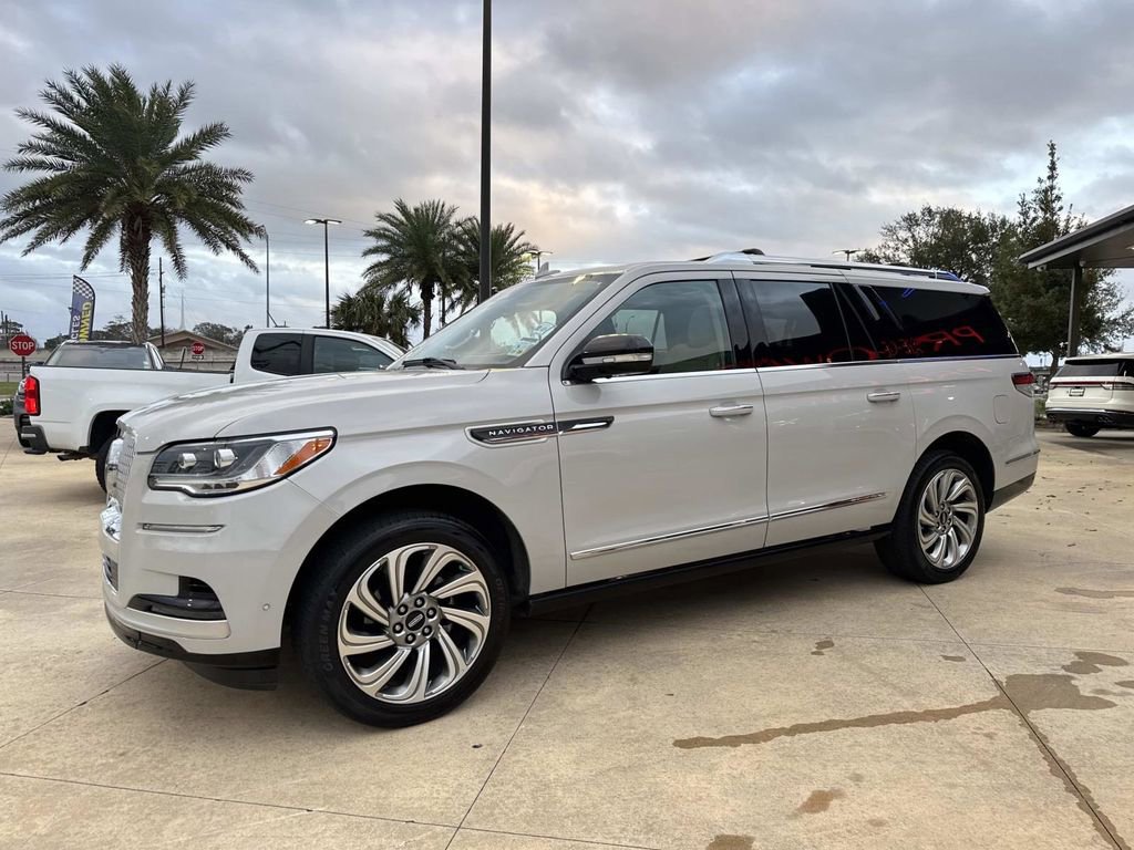 Used 2022 Lincoln Navigator L Reserve image 4