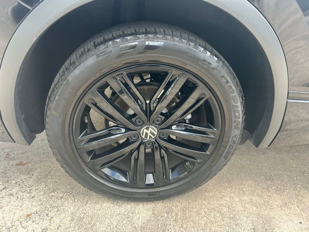 Certified 2022 Volkswagen Tiguan SE R-Line image 27