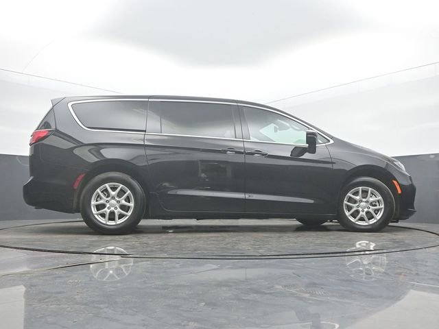 Used 2025 Chrysler Pacifica Select FWD image 52