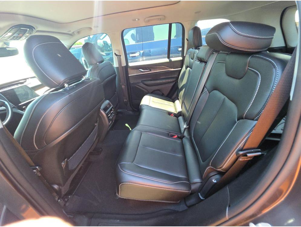 Used 2024 Jeep Grand Cherokee Limited w/ Black Appearance Package AWD/4WD image 10