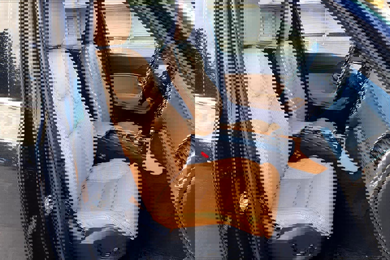 Used 2023 Volvo XC90 T8 Ultimate w/ Lounge Package image 10