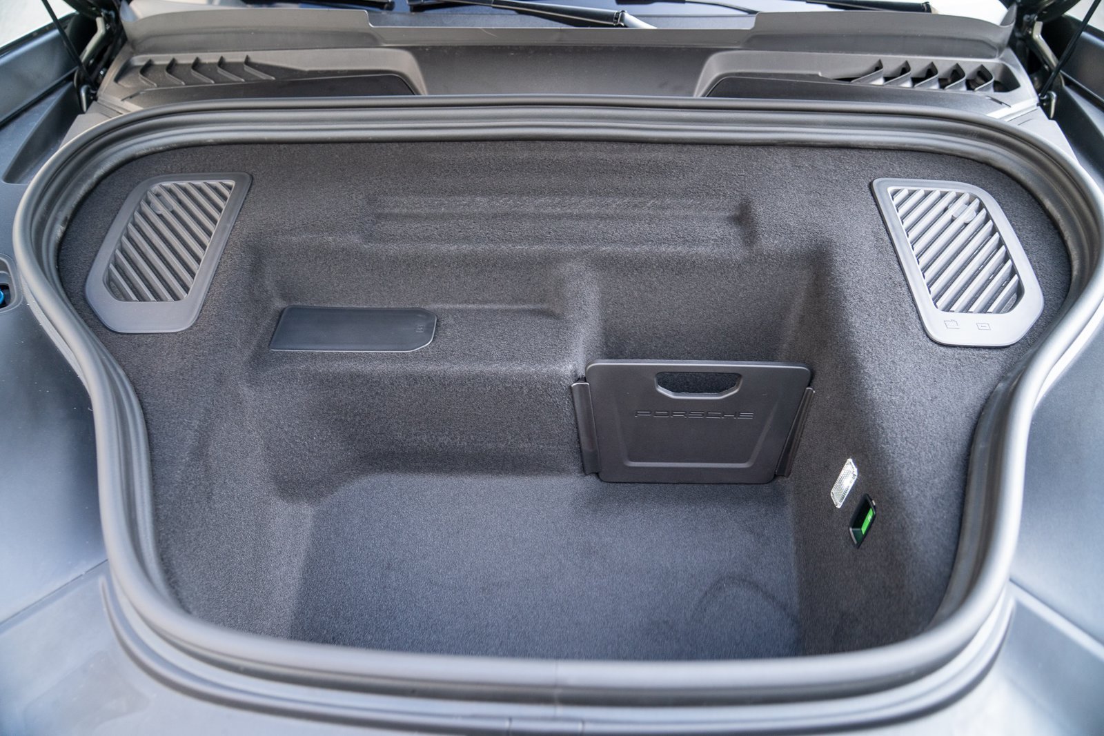 Certified 2025 Porsche Macan Turbo Electric AWD/4WD image 28