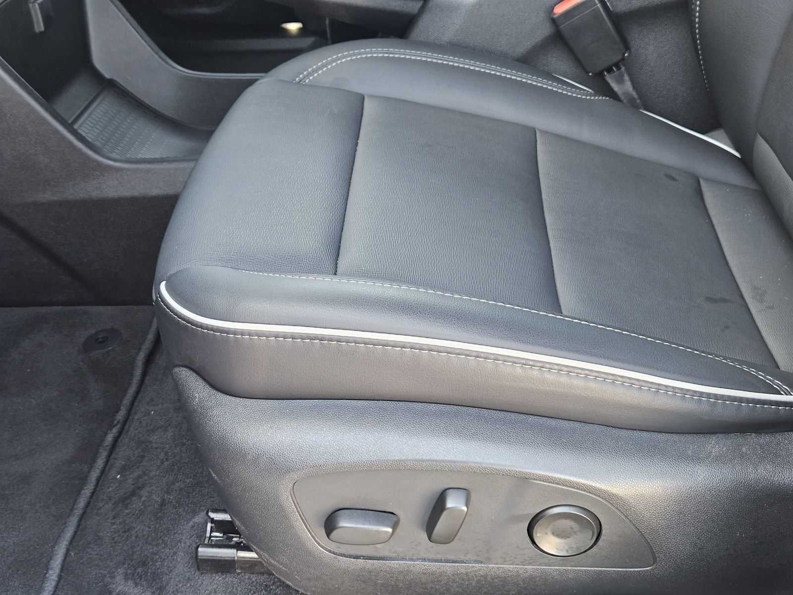 Used 2025 Buick Enclave Preferred FWD image 32
