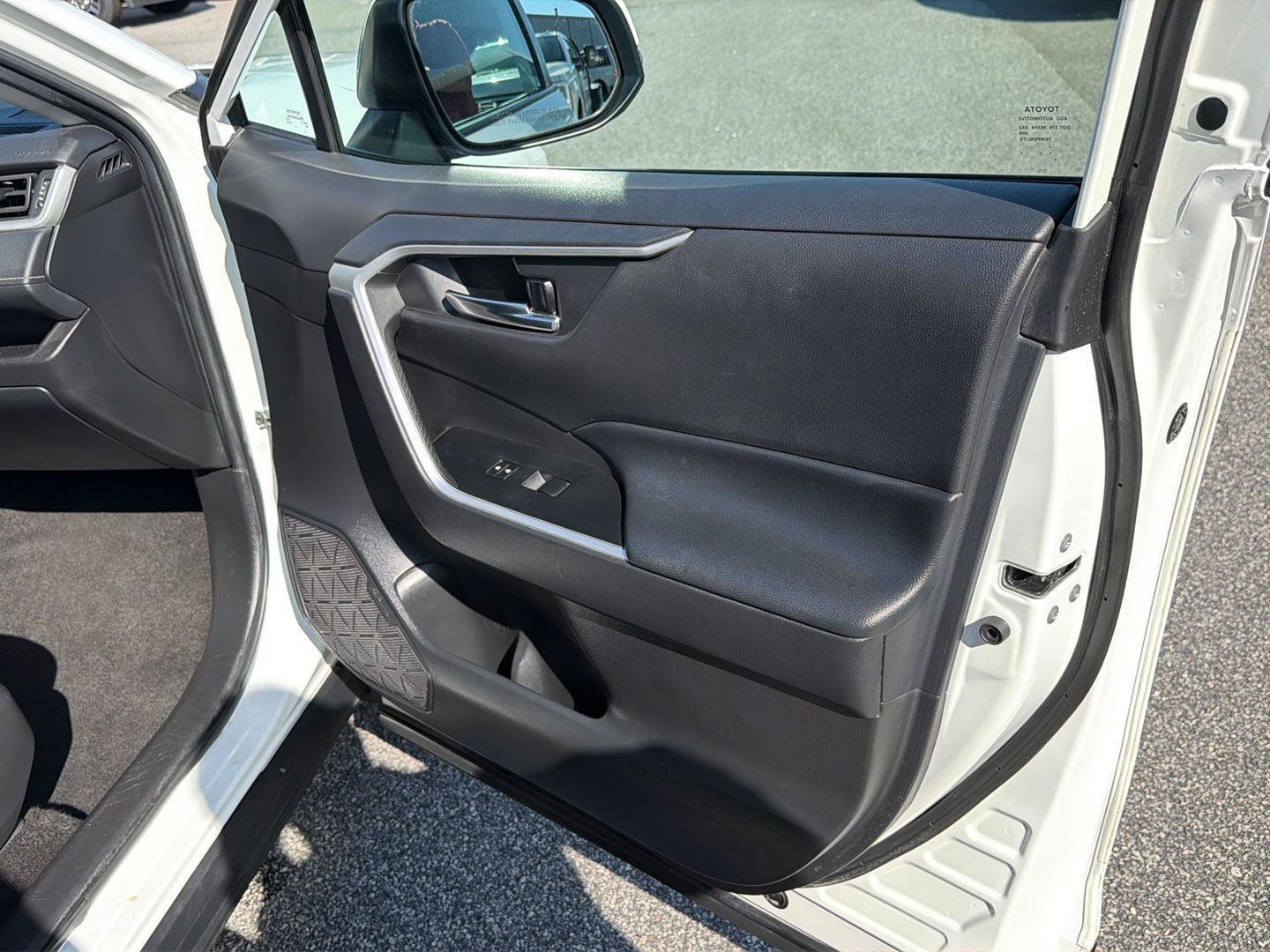 Used 2021 Toyota RAV4 XLE w/ Convenience Package AWD/4WD image 14