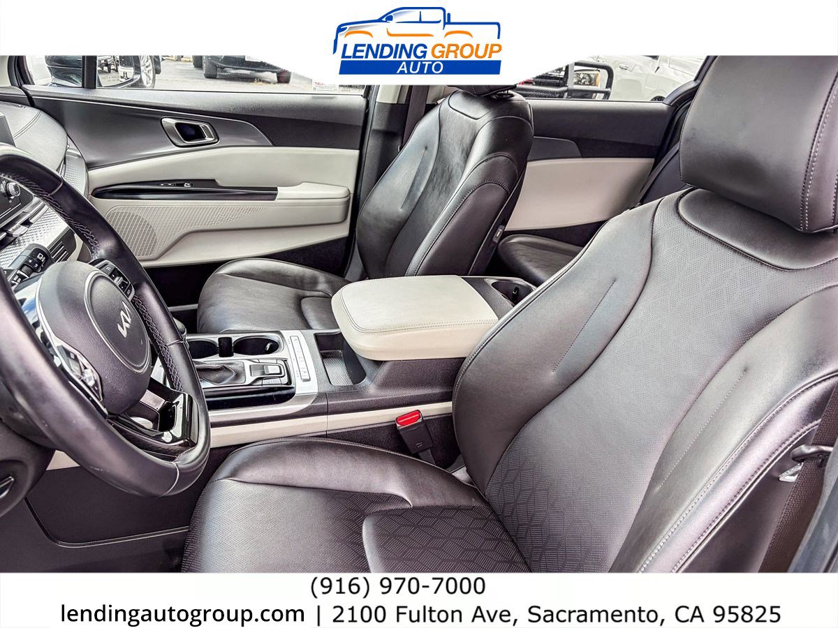 Used 2022 Kia Carnival LX FWD image 16