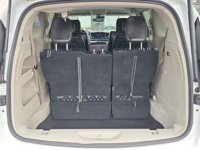 Used 2022 Chrysler Pacifica Touring-L image 7