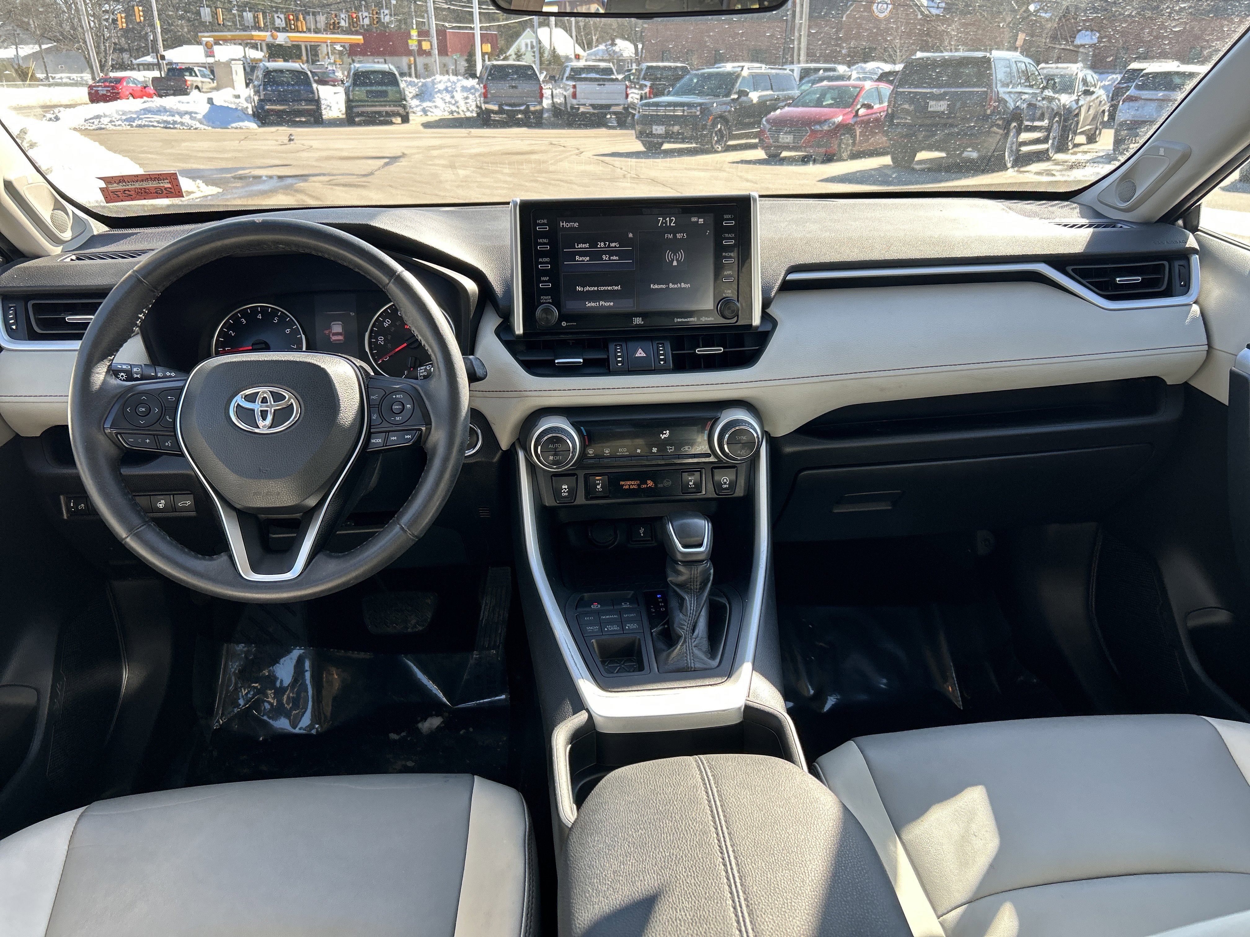 Used 2020 Toyota RAV4 XLE Premium image 18