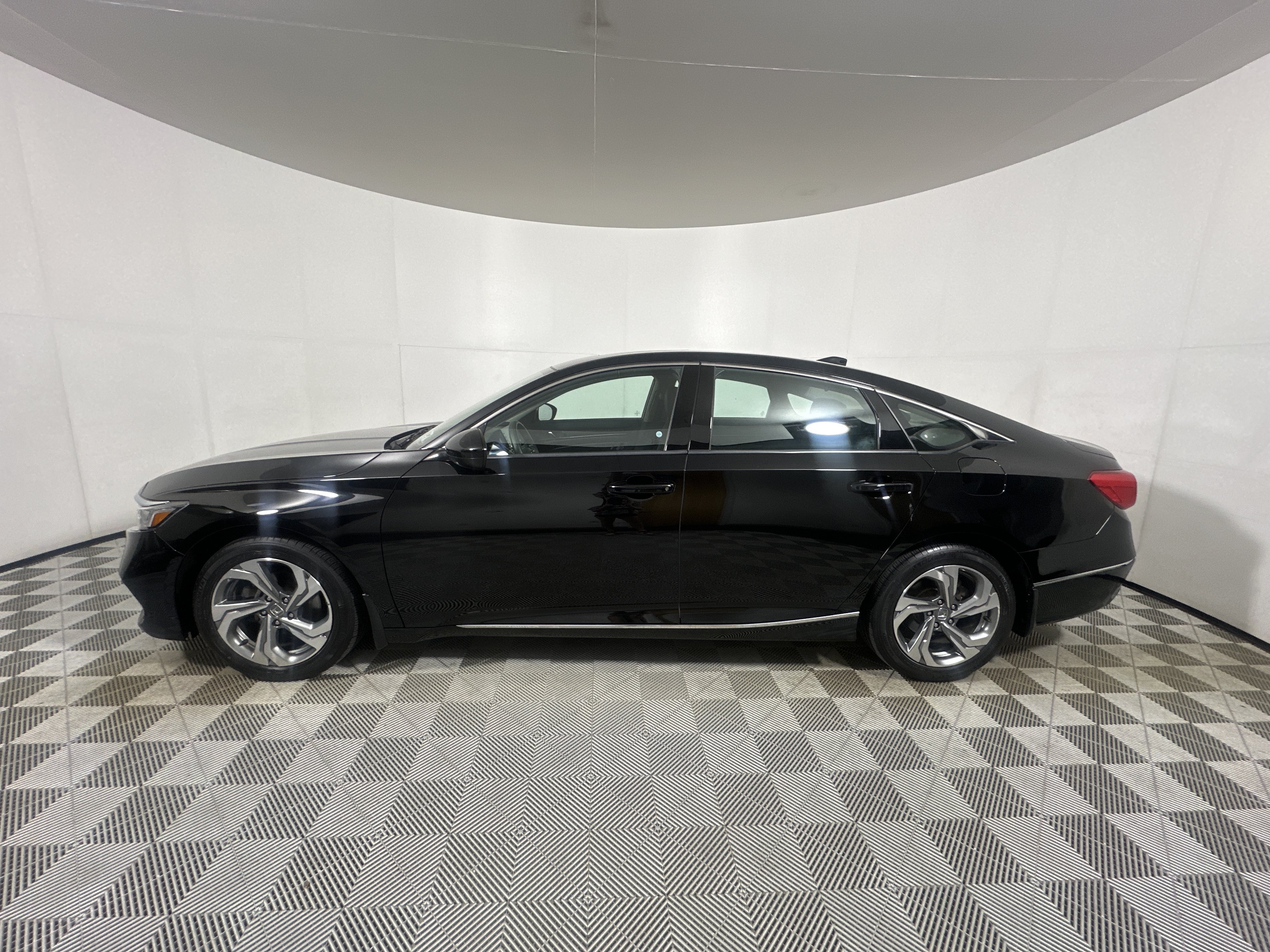 Used 2018 Honda Accord EX image 4