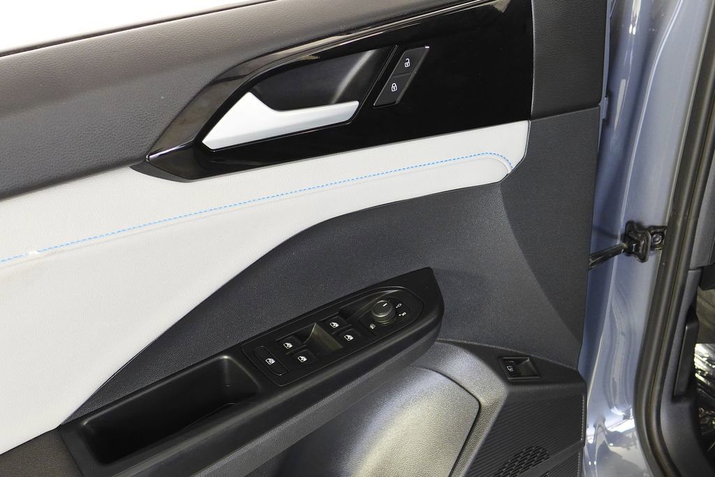 Used 2024 Volkswagen Taos SE image 12