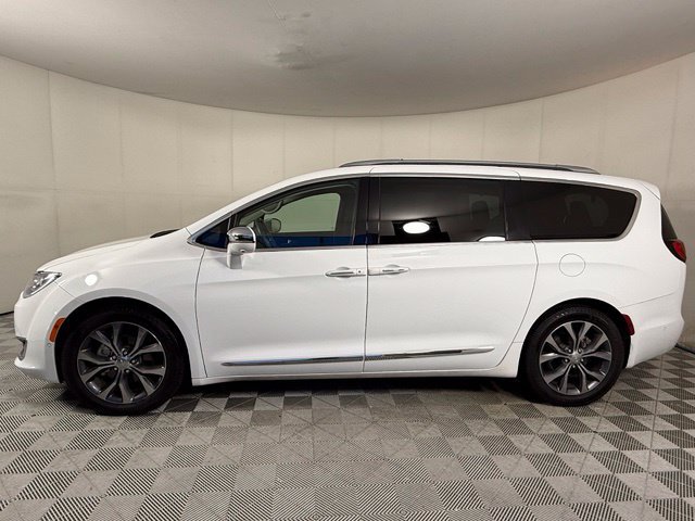 Used 2018 Chrysler Pacifica Limited w/ Tire & Wheel Group FWD image 3