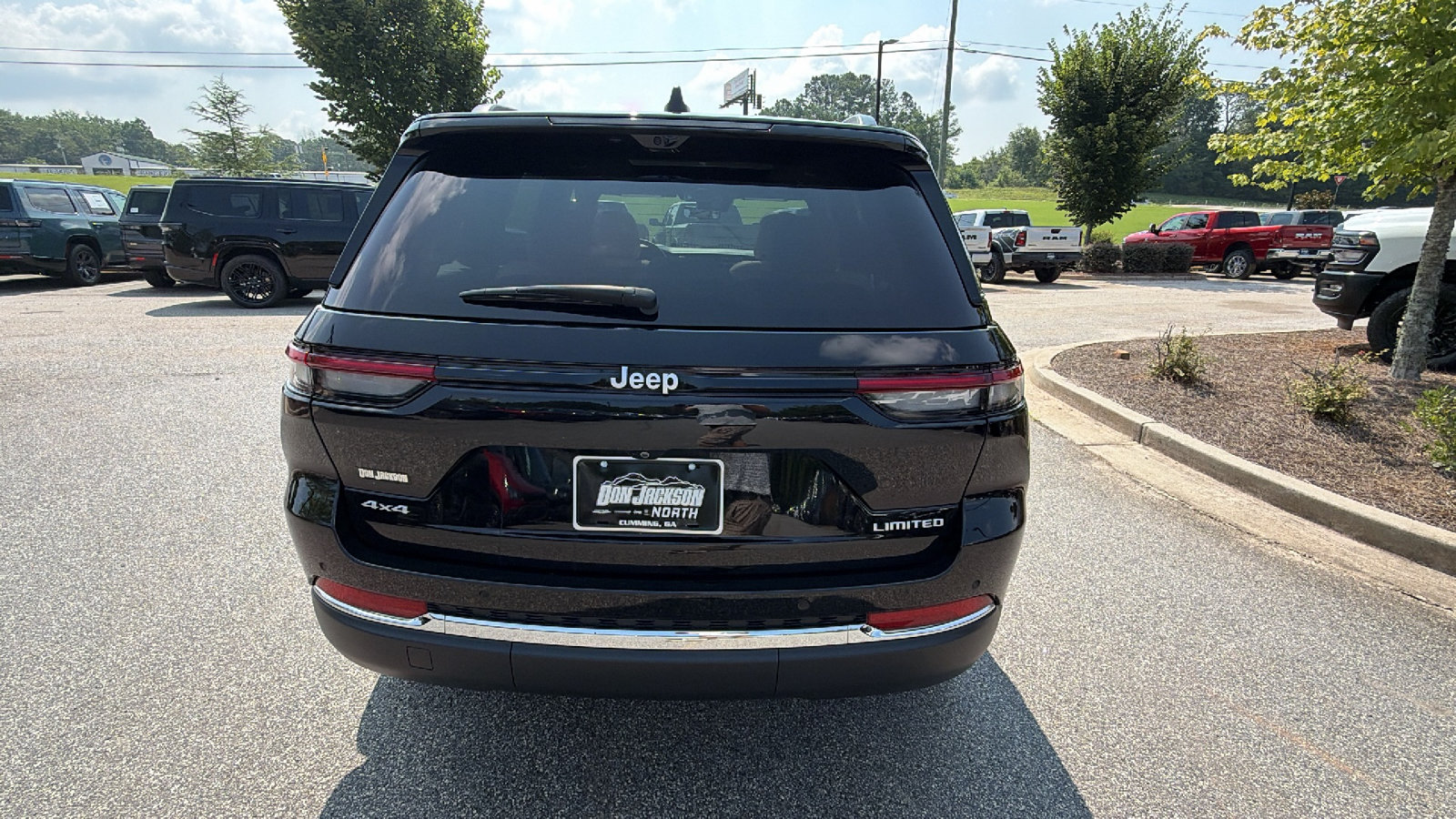 Used 2025 Jeep Grand Cherokee Limited w/ Luxury Tech Group II AWD/4WD image 9