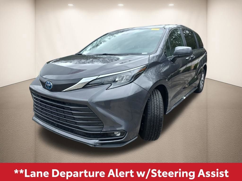 Used 2025 Toyota Sienna XLE image 11
