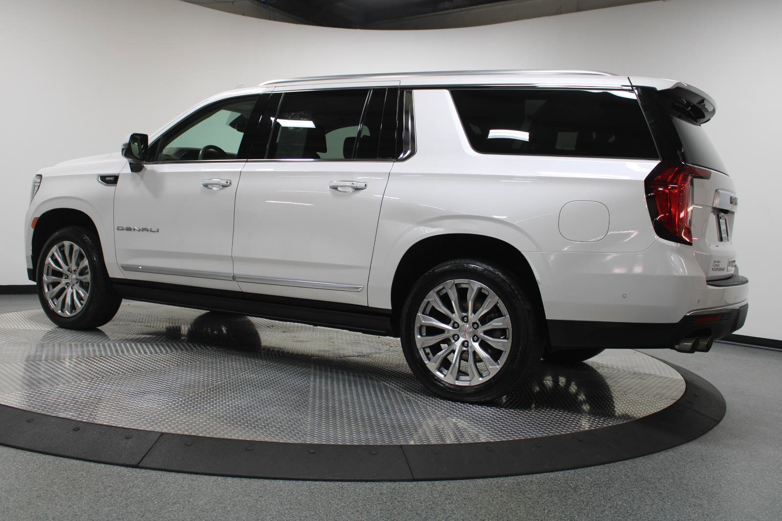 Used 2024 GMC Yukon XL Denali w/ Advanced Technology Package image 8