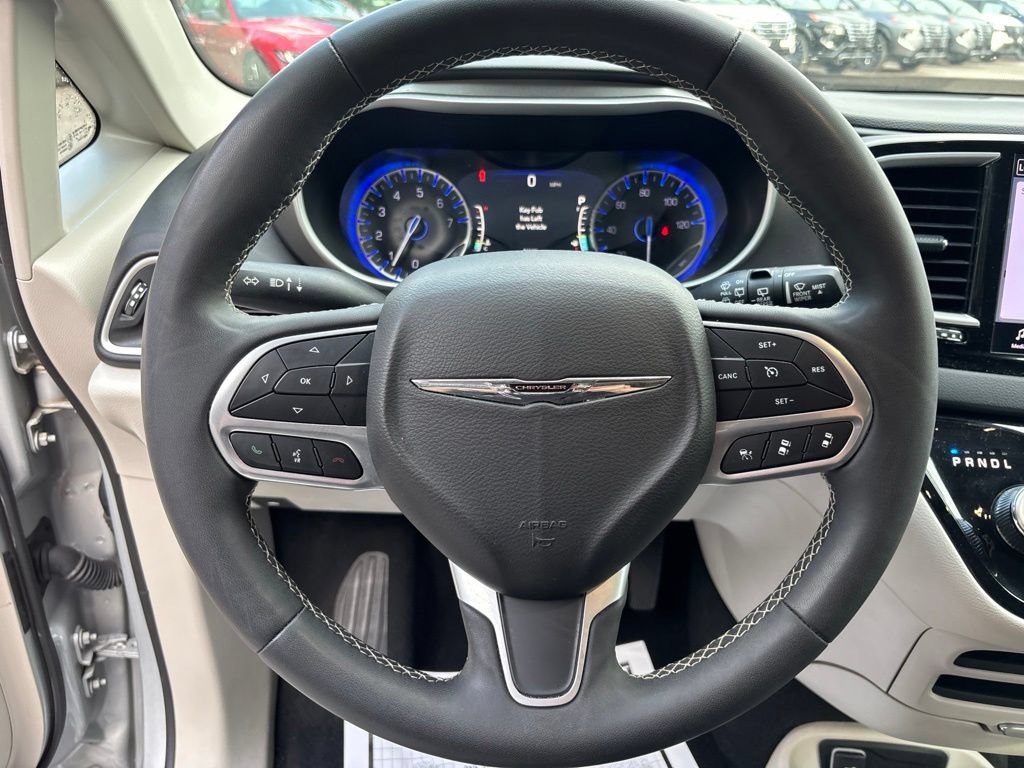 Used 2024 Chrysler Pacifica Touring-L FWD image 21