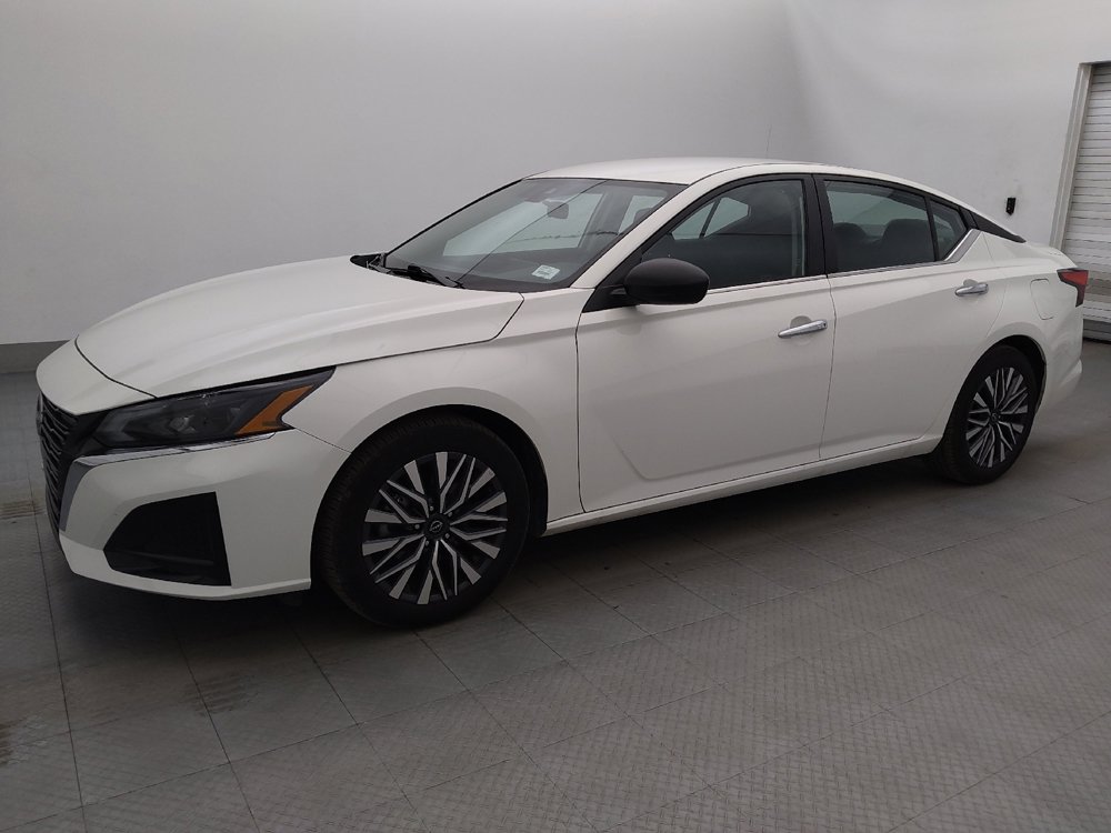 Used 2025 Nissan Altima 2.5 SV FWD image 2