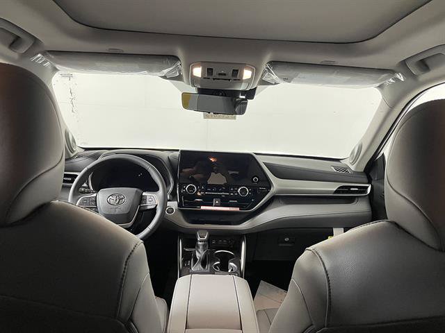 New 2026 Toyota Highlander Platinum AWD/4WD image 13