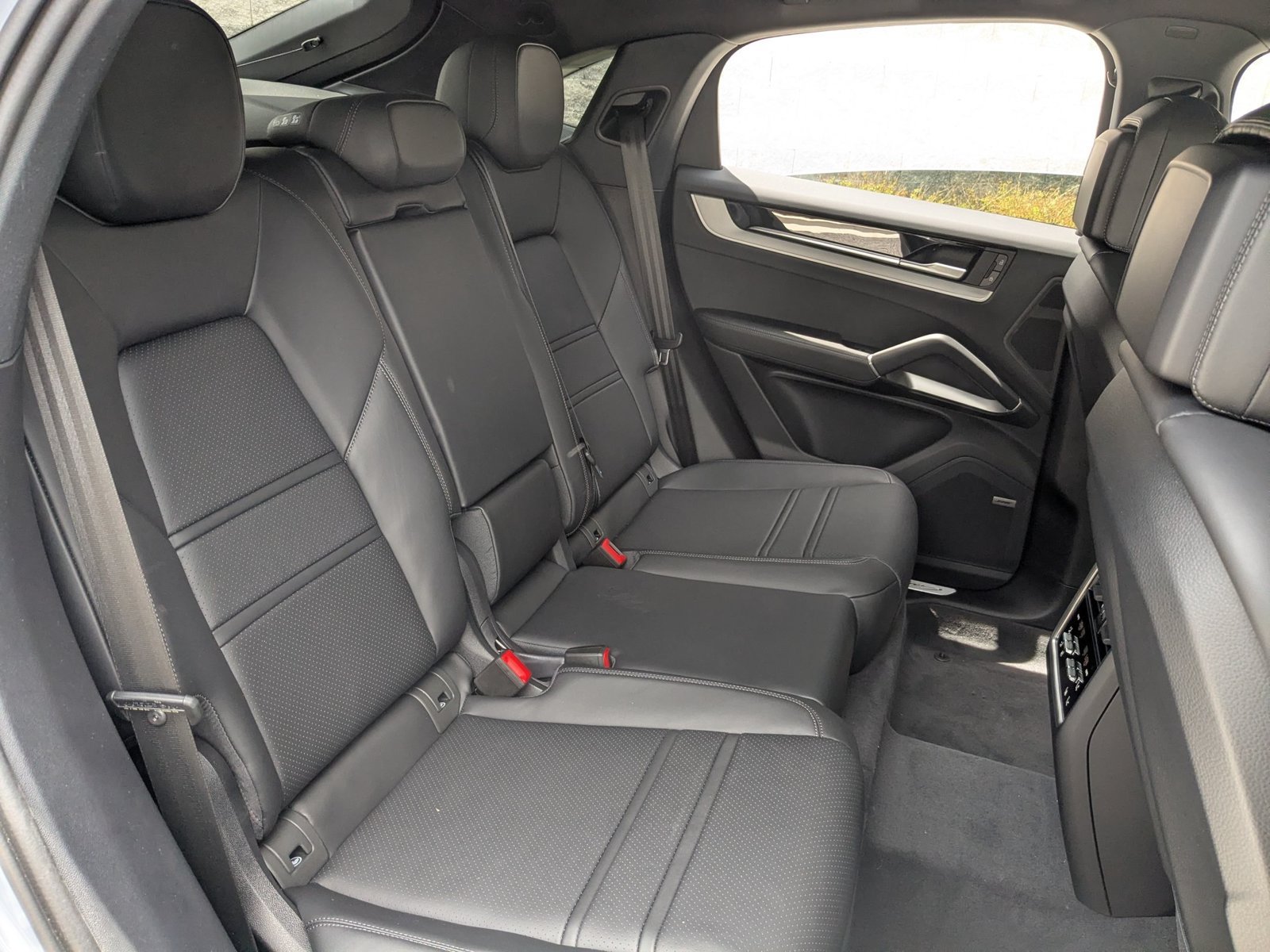 New 2026 Porsche Cayenne E-Hybrid Coupe AWD/4WD image 25