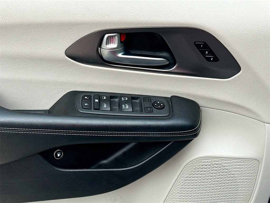 Used 2021 Chrysler Pacifica Touring-L image 18