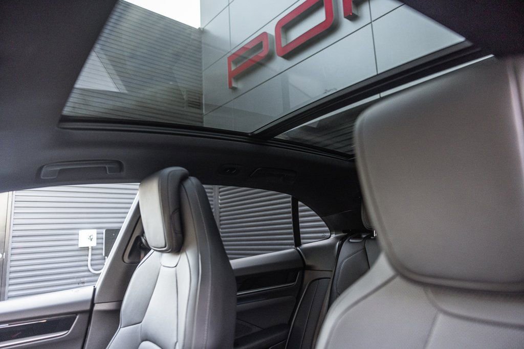 Certified 2025 Porsche Macan Electric image 15