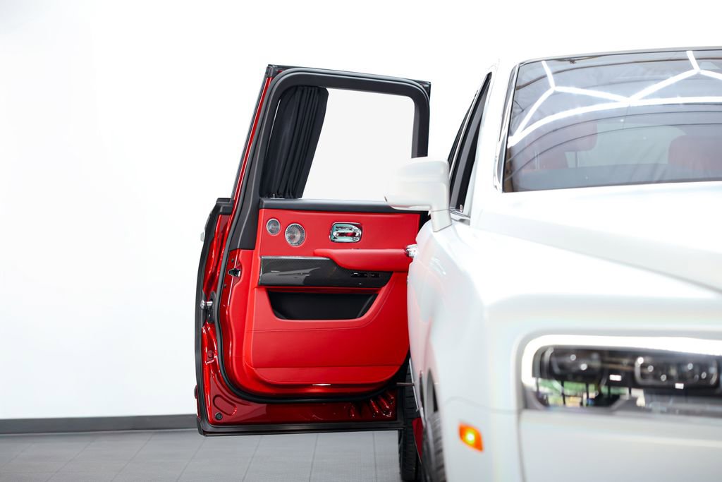 Used 2022 Rolls-Royce Cullinan Black Badge w/ Dark Exterior Package image 15