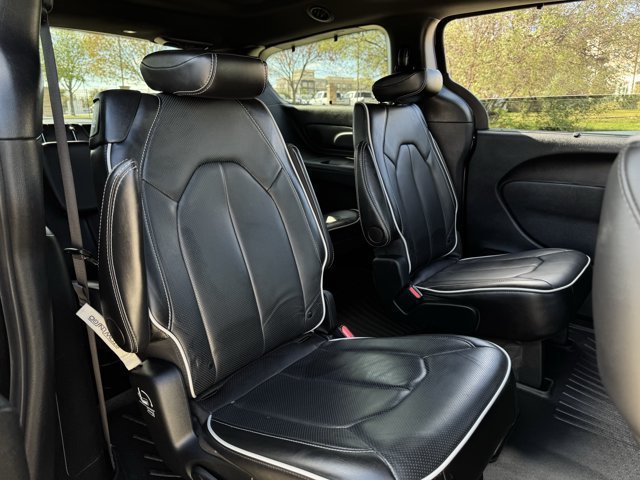 Used 2025 Chrysler Pacifica Limited FWD image 32
