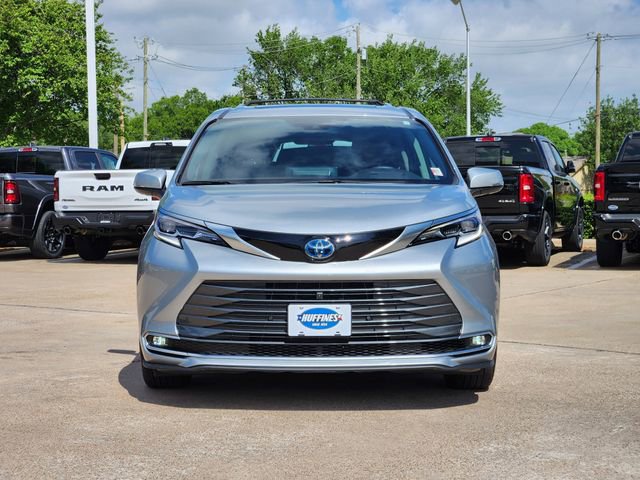 Used 2023 Toyota Sienna Platinum AWD/4WD image 2