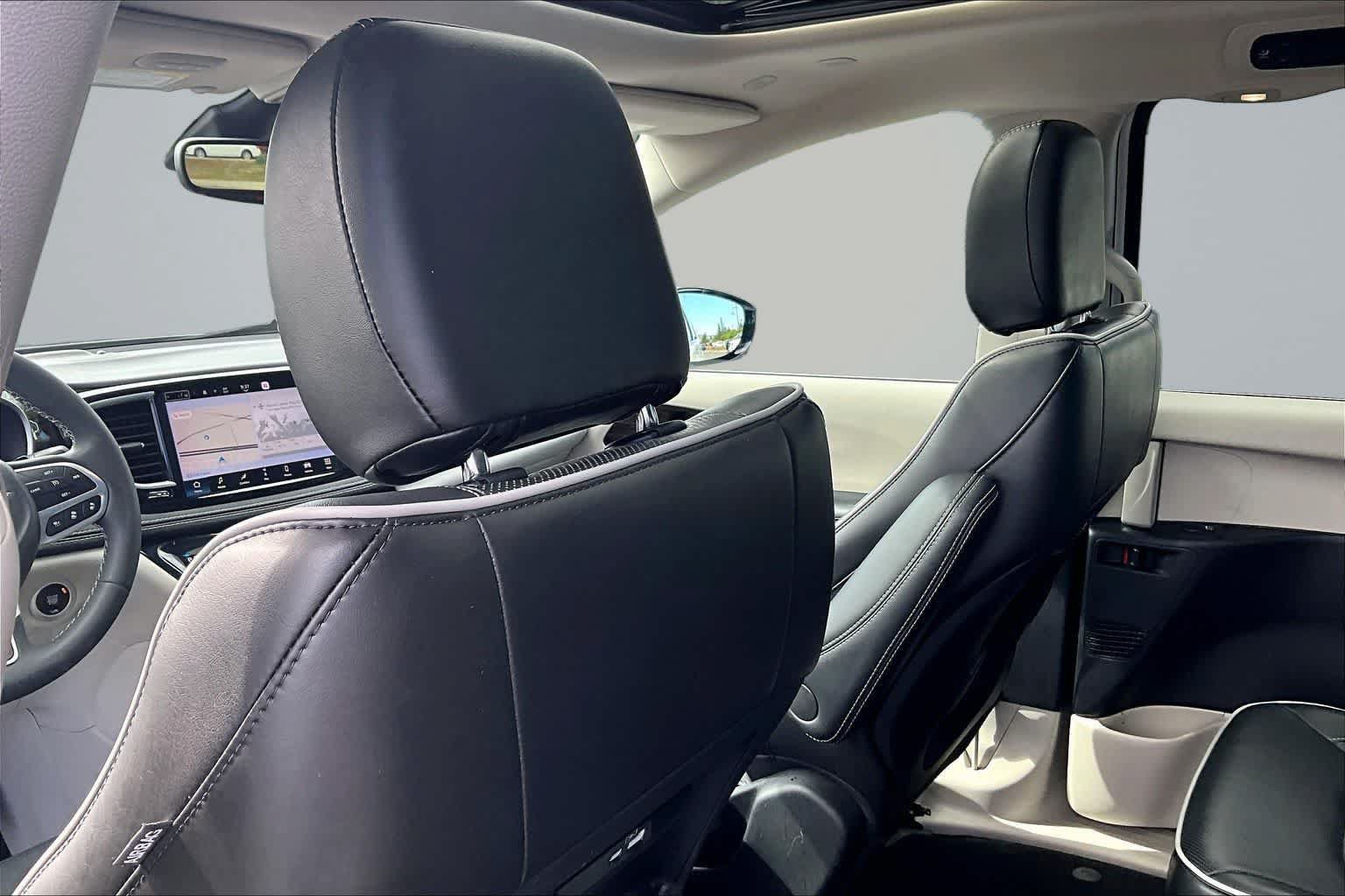 Used 2023 Chrysler Pacifica Limited FWD image 12